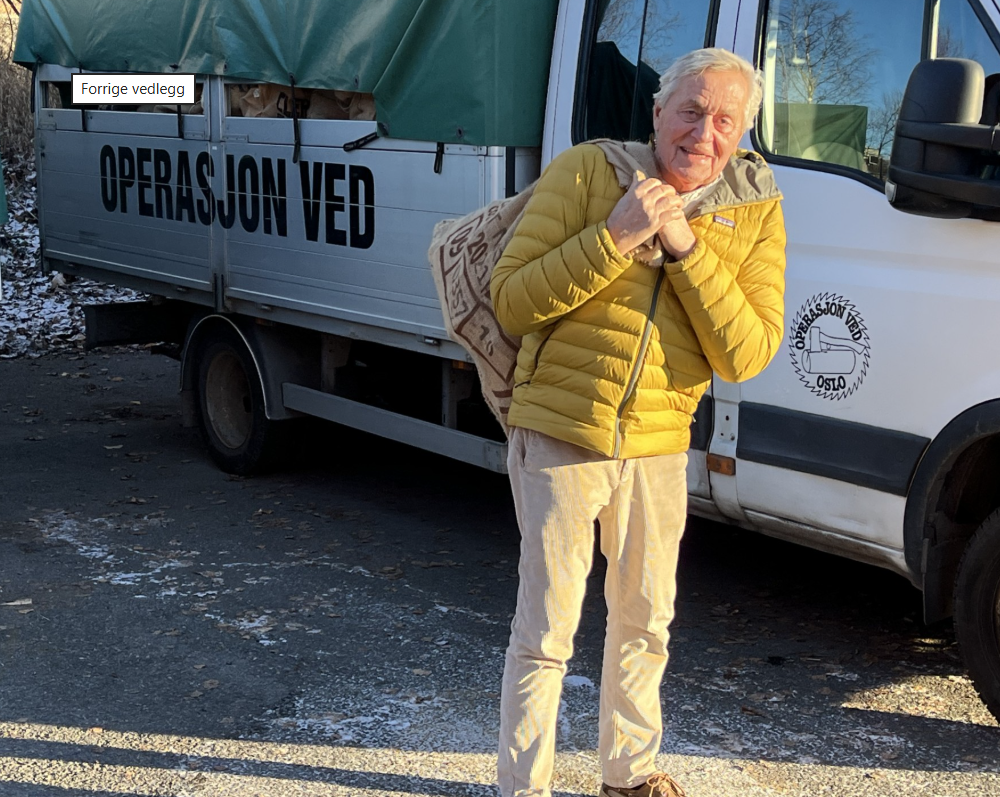 Bygdøy Lions bærer ut ved.